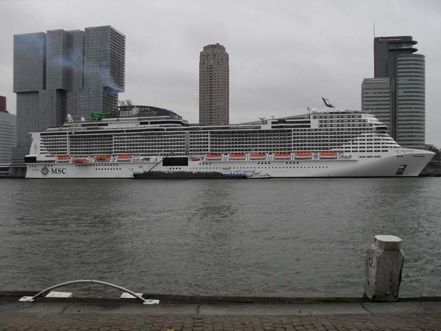 Cruiseschip ms MSC Grandiosa van MSC Cruises aan de Cruise Terminal Rotterdam